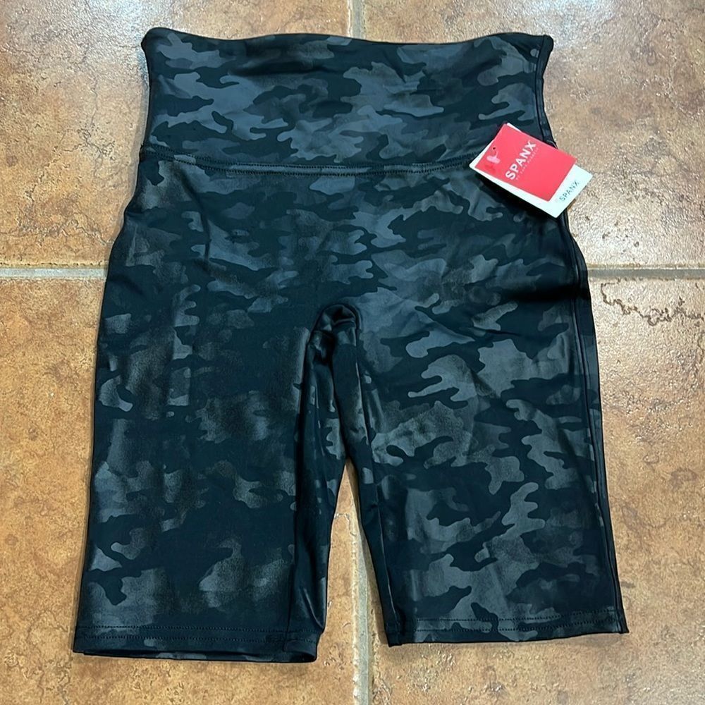 NWT SPANX Women’s Faux Leather Bike Shorts Black Camo Stretch size XS